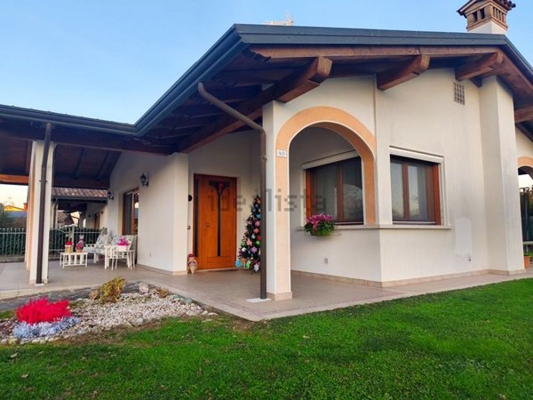 casa indipendente in vendita ad Azzano Decimo