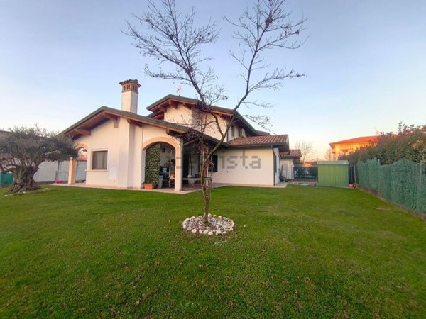 casa indipendente in vendita ad Azzano Decimo in zona Tiezzo