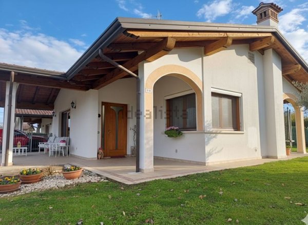 casa indipendente in vendita ad Azzano Decimo in zona Tiezzo