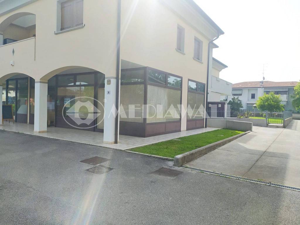 negozio in vendita ad Azzano Decimo