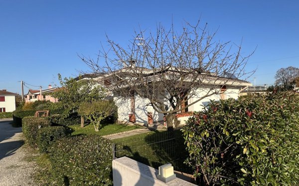 casa indipendente in vendita ad Azzano Decimo in zona Fagnigola