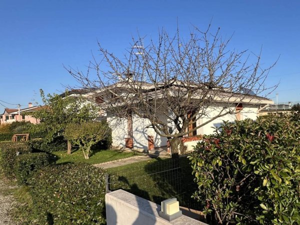 casa indipendente in vendita ad Azzano Decimo in zona Fagnigola