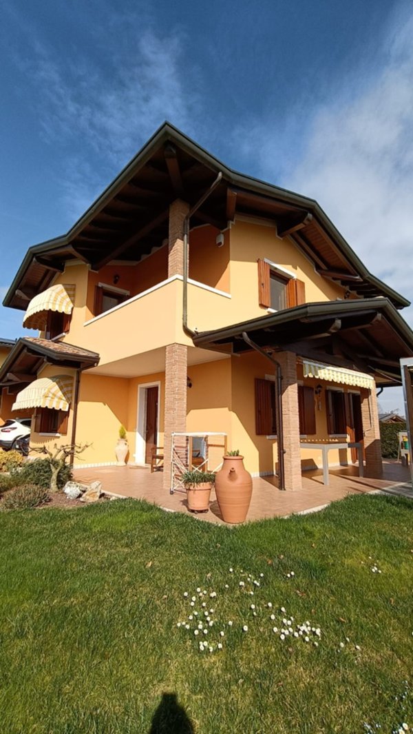 casa indipendente in vendita ad Azzano Decimo in zona Tiezzo