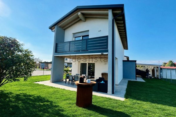 casa indipendente in vendita ad Azzano Decimo