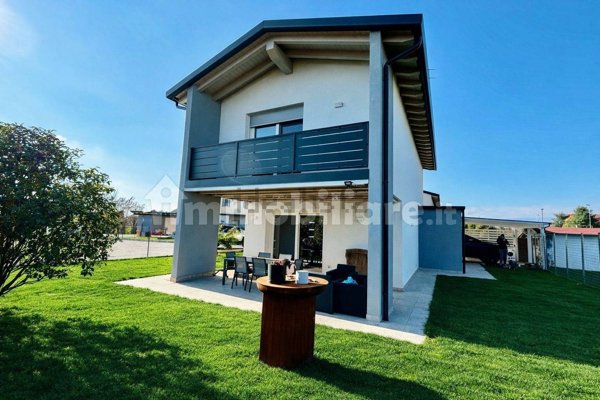 casa indipendente in vendita ad Azzano Decimo in zona Fratte