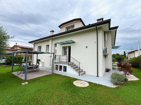 casa indipendente in vendita ad Azzano Decimo in zona Fratte