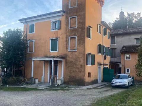 intera palazzina in vendita ad Azzano Decimo in zona Tiezzo