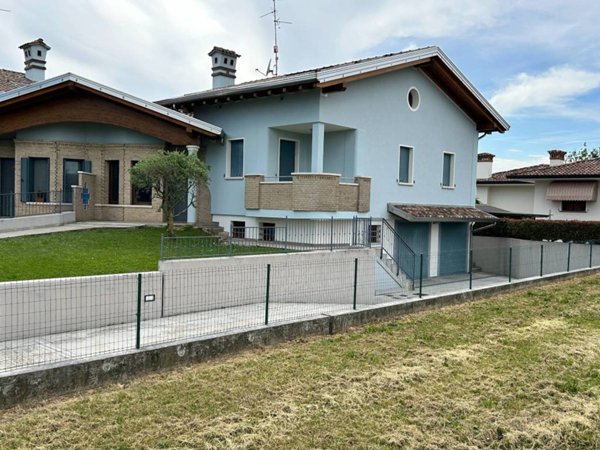 casa indipendente in vendita ad Azzano Decimo in zona Tiezzo