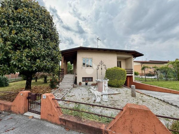 casa indipendente in vendita ad Azzano Decimo