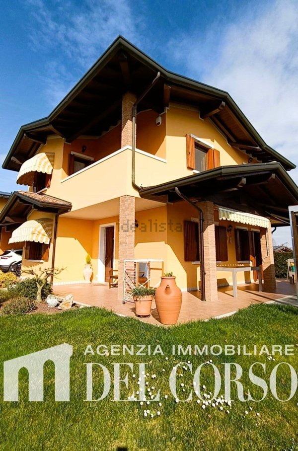casa indipendente in vendita ad Azzano Decimo in zona Tiezzo