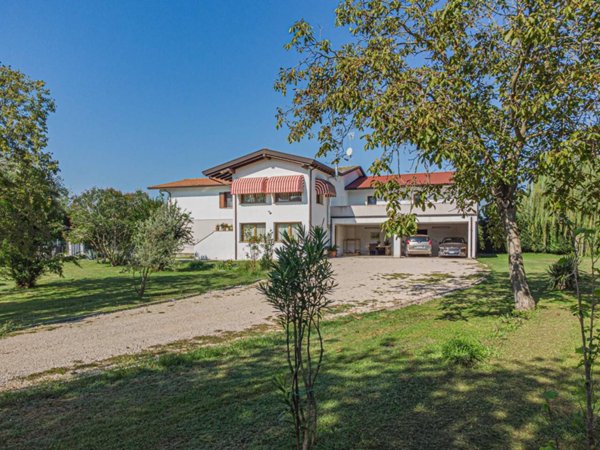 casa indipendente in vendita ad Azzano Decimo in zona Cesena