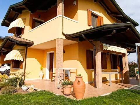 casa indipendente in vendita ad Azzano Decimo in zona Tiezzo