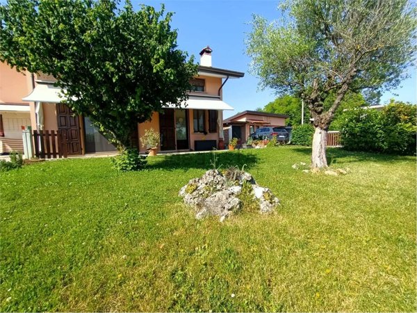 casa indipendente in vendita ad Azzano Decimo in zona Tiezzo