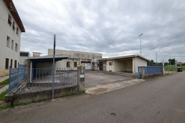 locale commerciale in vendita ad Azzano Decimo