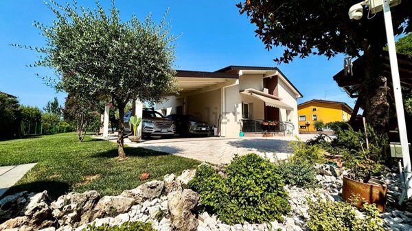 casa indipendente in vendita ad Azzano Decimo