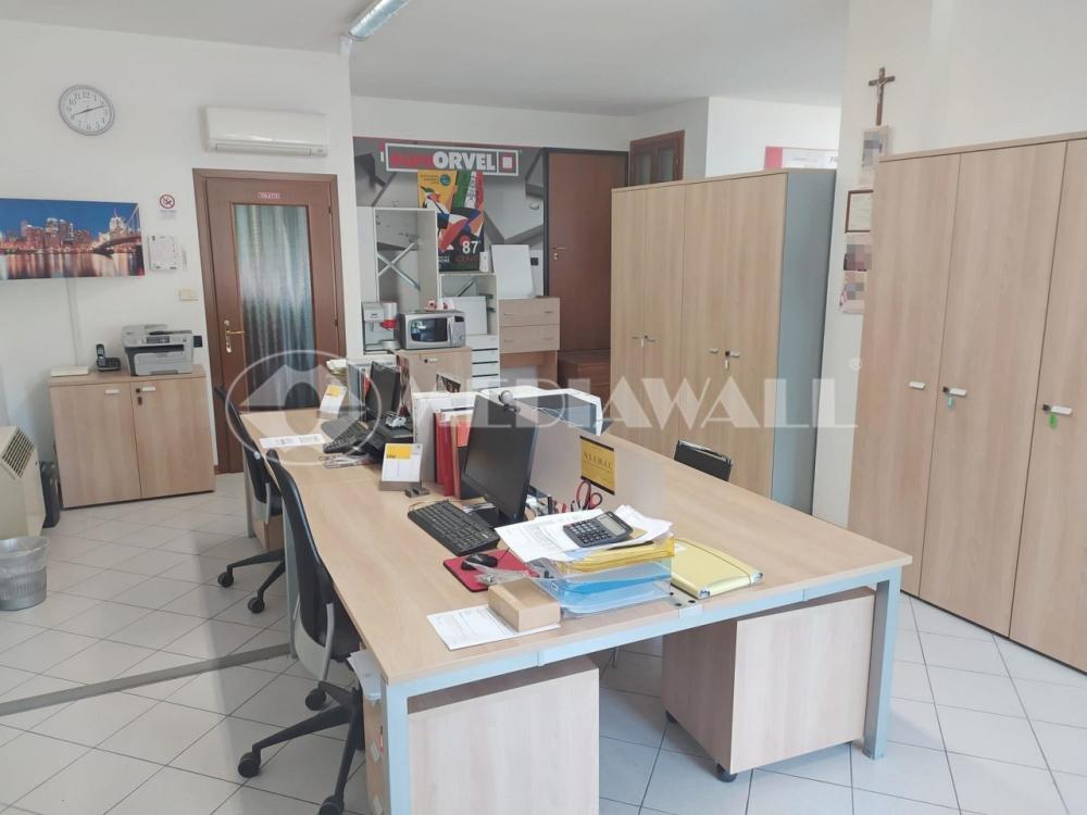 locale commerciale in vendita ad Azzano Decimo in zona Tiezzo