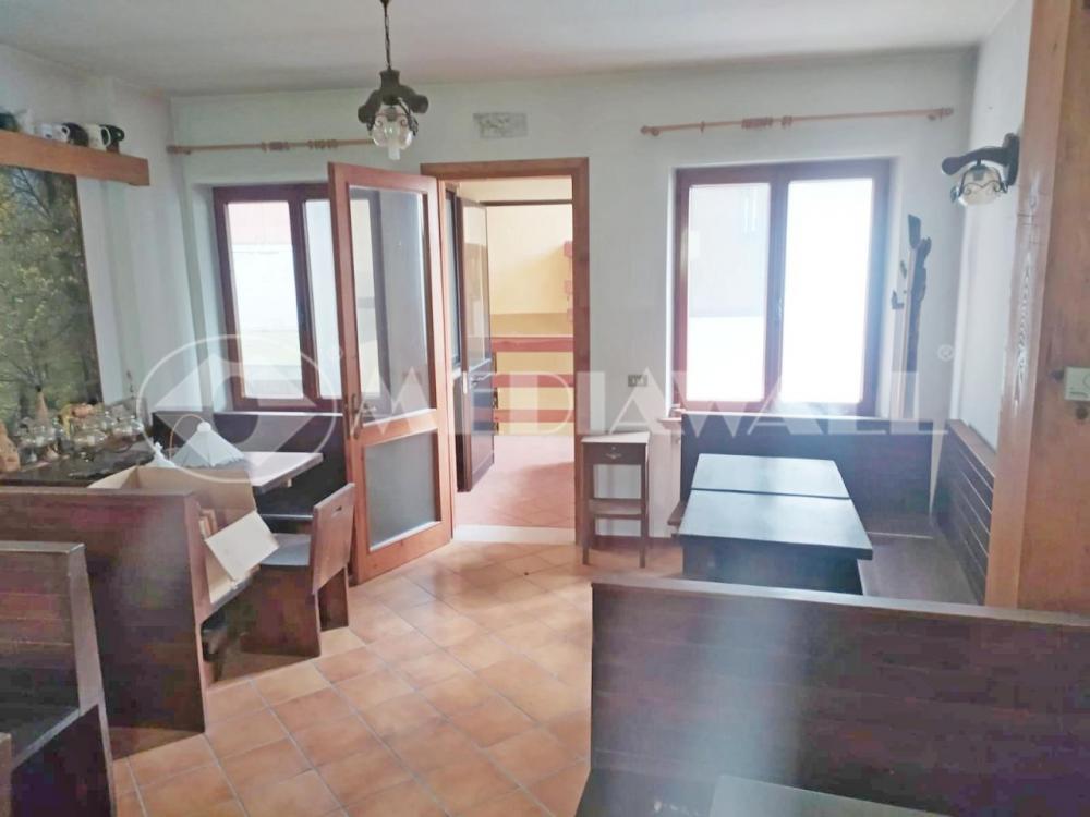 locale commerciale in vendita a Barcis