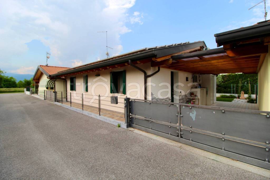 casa indipendente in vendita a Brugnera in zona Maron