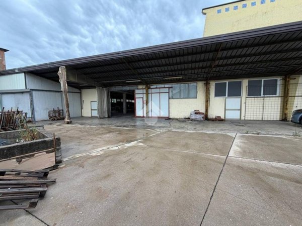 locale commerciale in vendita a Brugnera in zona Maron