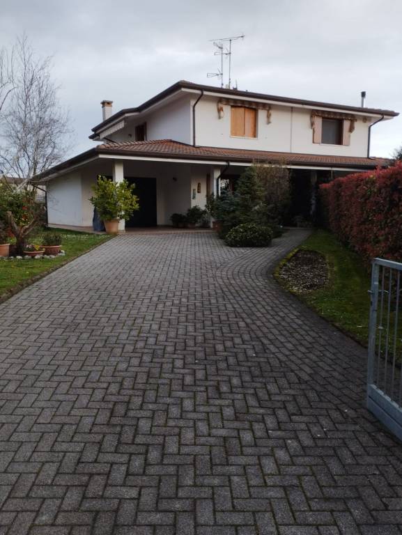 casa indipendente in vendita a Budoia in zona Santa Lucia