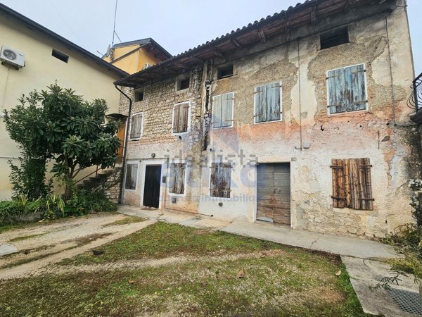 casale in vendita a Caneva