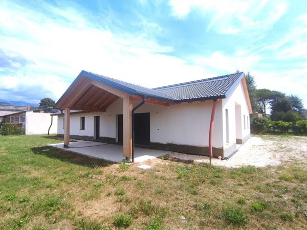 casa indipendente in vendita a Caneva in zona Stevenà