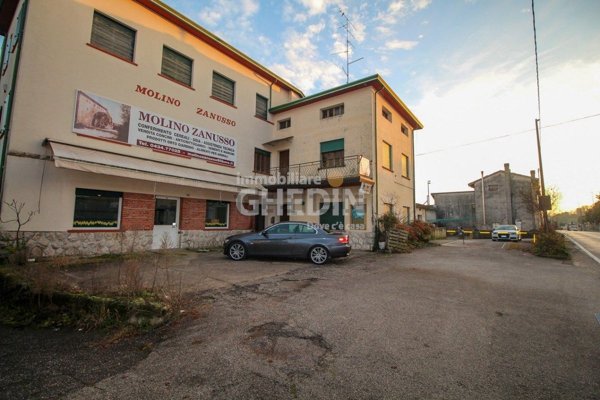 casa indipendente in vendita a Caneva in zona Fiaschetti