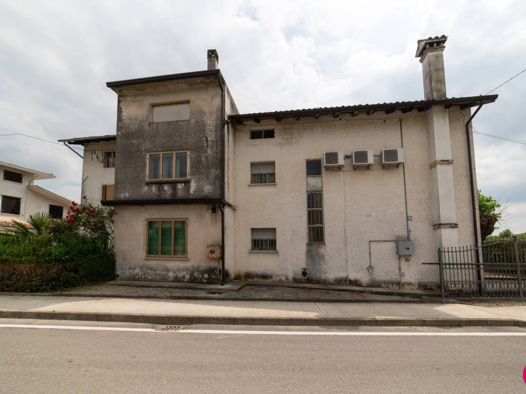 casa indipendente in vendita a Casarsa della Delizia in zona Versuta