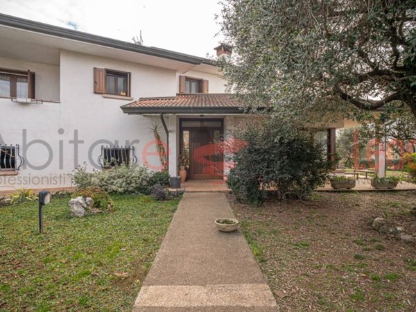 casa indipendente in vendita a Cordenons in zona Villa d'Arco