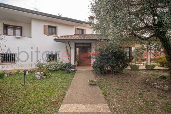 casa indipendente in vendita a Cordenons in zona Villa d'Arco