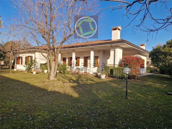 casa indipendente in vendita a Cordenons in zona Villa d'Arco