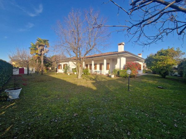 casa indipendente in vendita a Cordenons in zona Villa d'Arco