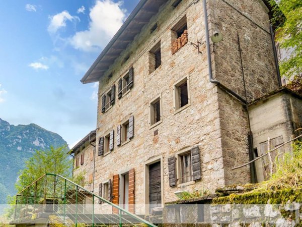 casa indipendente in vendita ad Erto e Casso in zona Erto