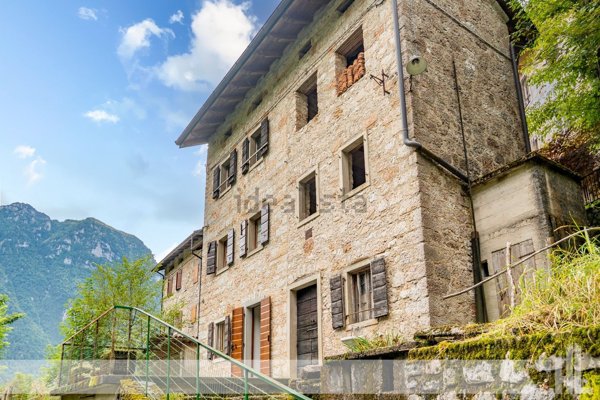 casa indipendente in vendita ad Erto e Casso in zona Erto