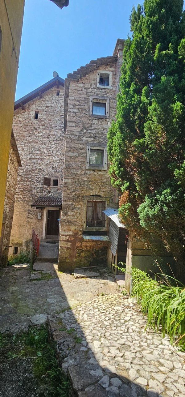 casa indipendente in vendita ad Erto e Casso in zona Casso