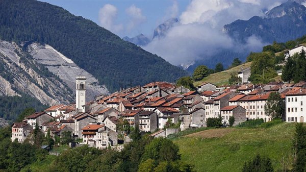 esavano in vendita ad Erto e Casso in zona Erto
