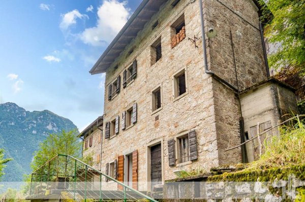 casa indipendente in vendita ad Erto e Casso in zona Erto