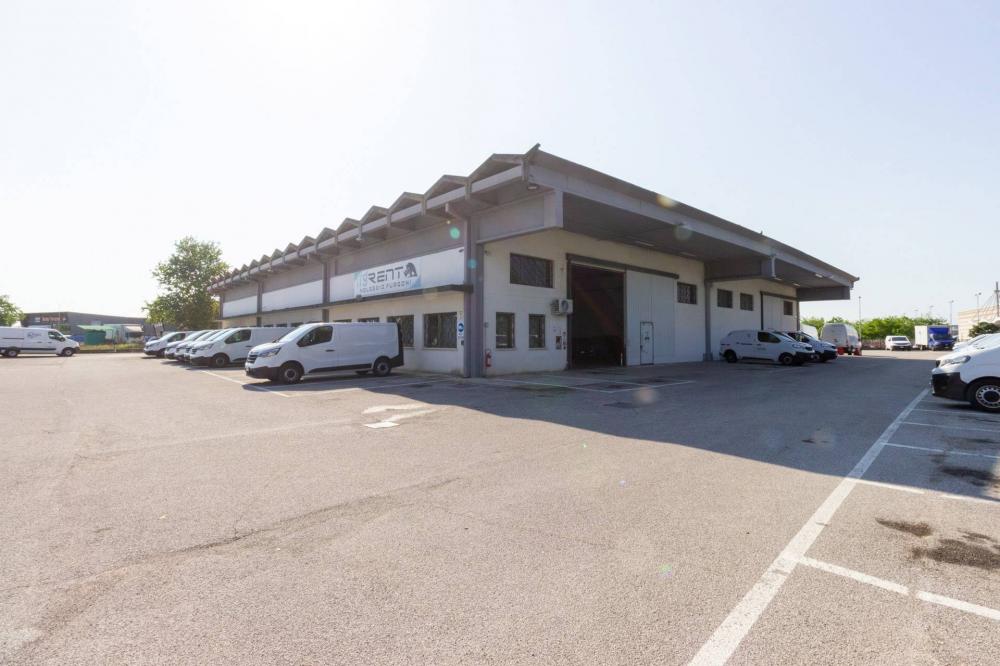 capannone in vendita a Fiume Veneto