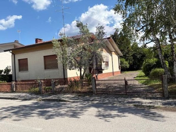 casa indipendente in vendita a Fontanafredda