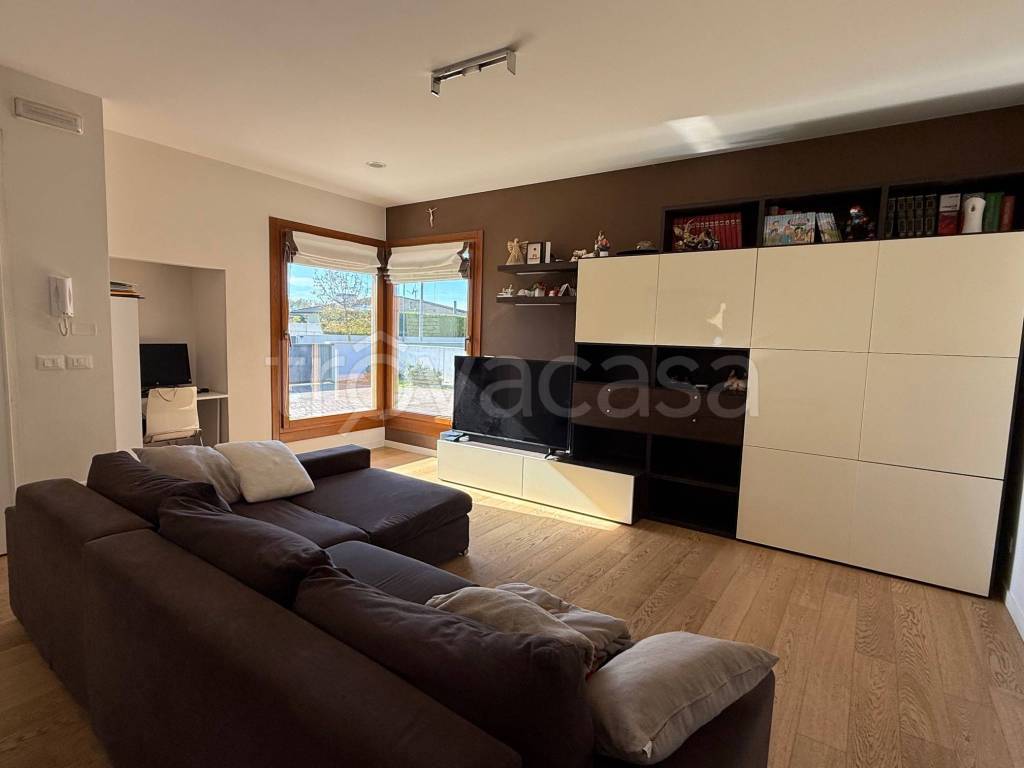 casa indipendente in vendita a Fontanafredda
