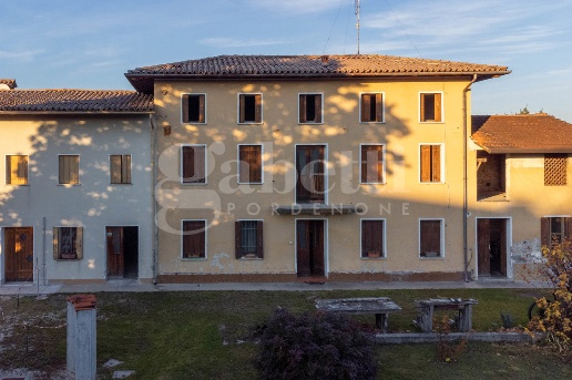 casale in vendita a Fontanafredda