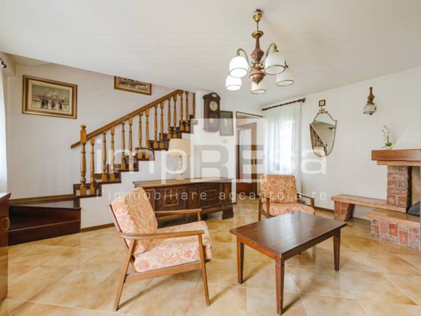 casa indipendente in vendita a Fontanafredda in zona Ranzano