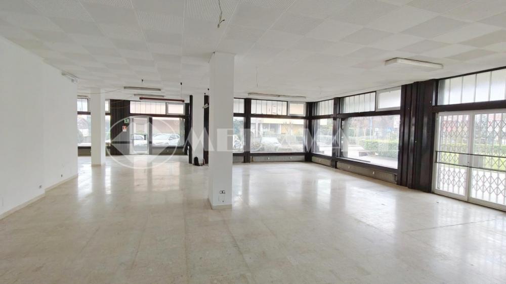 locale commerciale in vendita a Maniago