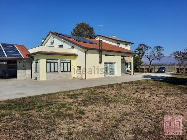 casa indipendente in vendita a Maniago in zona Dandolo