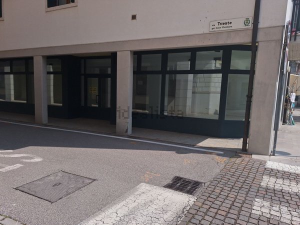 locale commerciale in vendita a Maniago