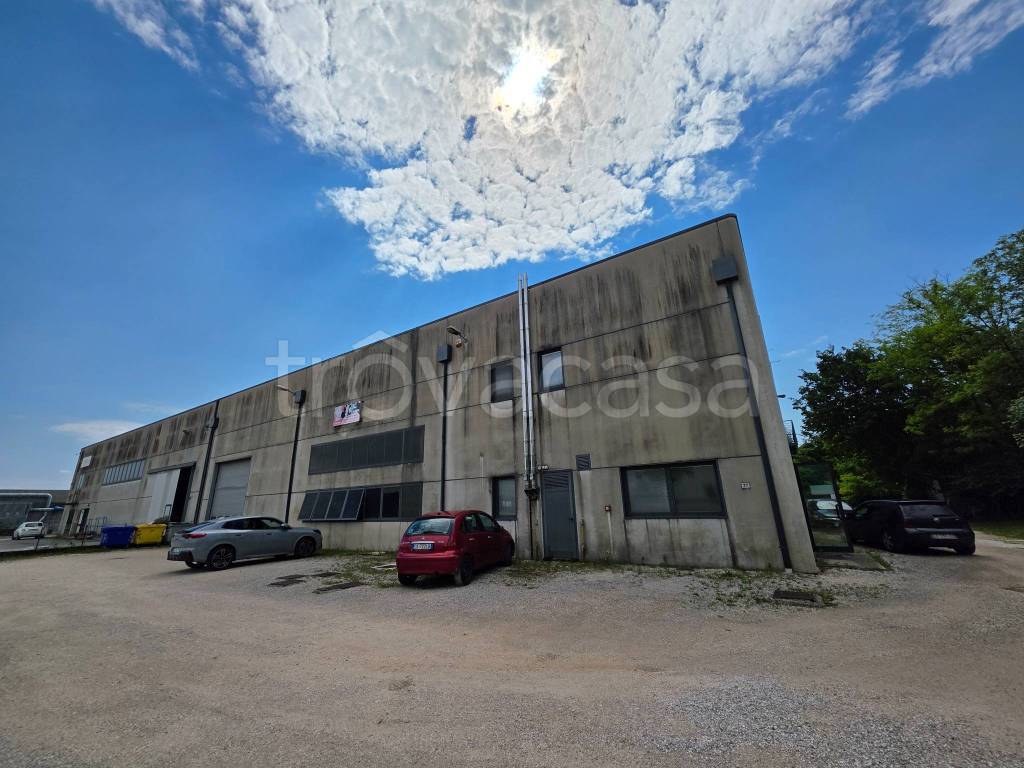 locale commerciale in vendita a Maniago in zona Campagna