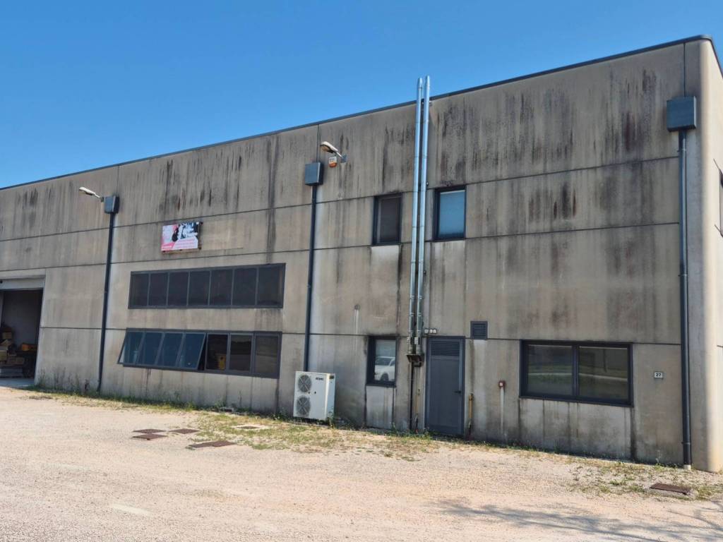 locale commerciale in vendita a Maniago in zona Campagna