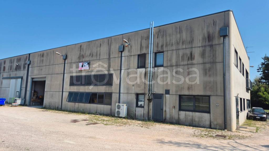 locale commerciale in vendita a Maniago in zona Campagna