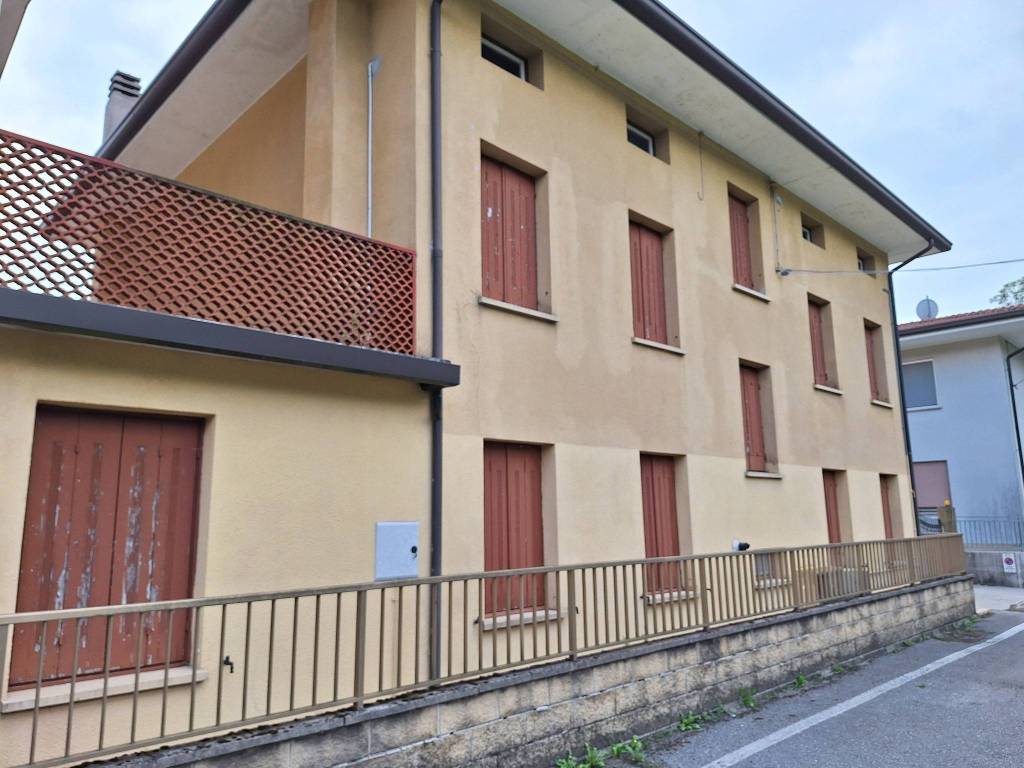 casa indipendente in vendita a Montereale Valcellina in zona Malnisio