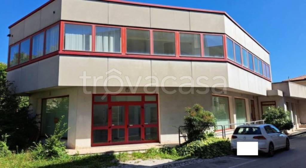 locale commerciale in vendita a Montereale Valcellina in zona Grizzo